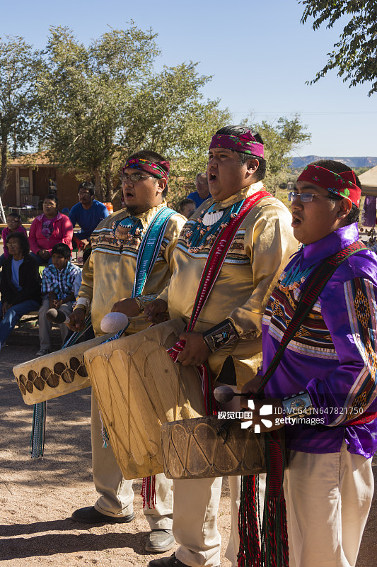 身着传统服饰的祖尼鼓手图片素材