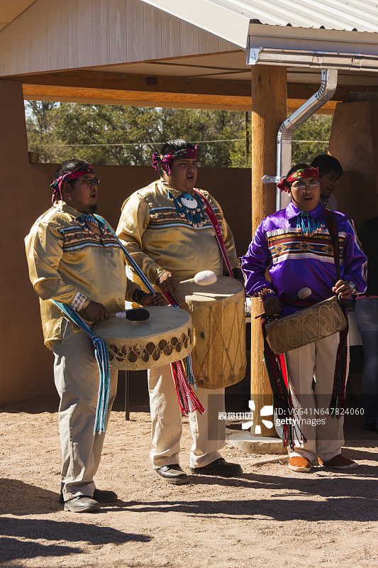 身着传统服饰的祖尼鼓手图片素材