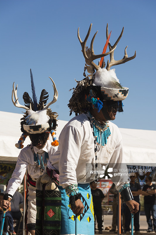 身着传统服装的祖尼舞者图片素材