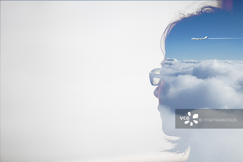 亚洲女性与蓝天和飞机的双重曝光肖像照图片素材