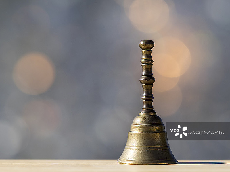 阳光下手摇金属小铃铛图片素材