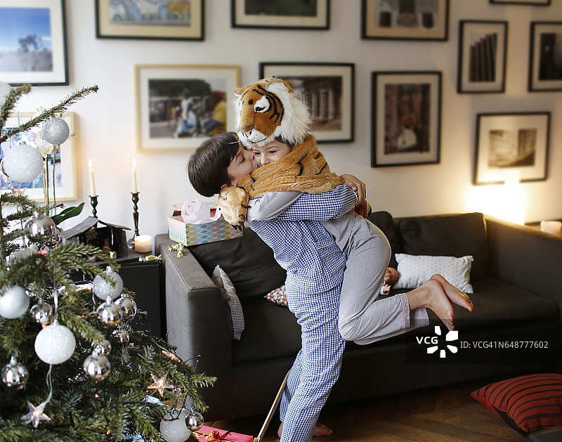 兄妹拆开他们的圣诞礼物图片素材