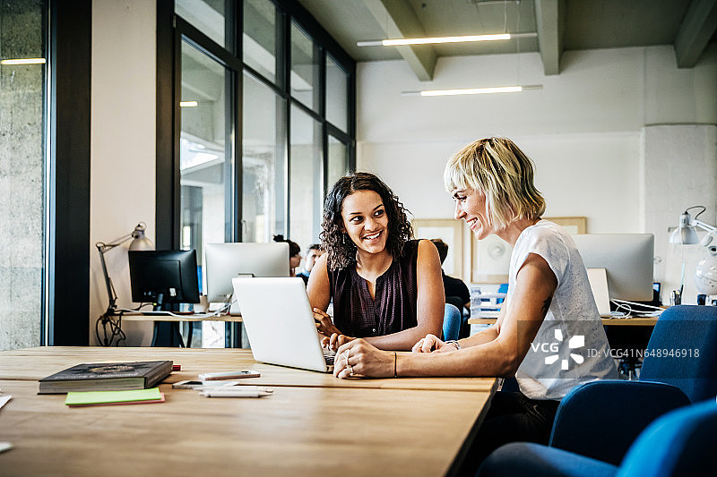 交谈中的休闲创业女商人图片素材