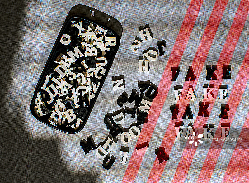 带有随机字母和单词Fake的手机壳图片素材