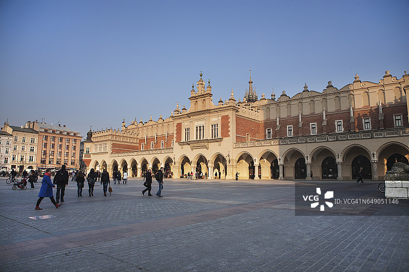 在波兰克拉科夫市集广场与市政厅塔楼的游客图片素材