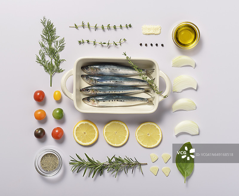 烤箱烤沙丁鱼的诺林风格摆拍图片素材