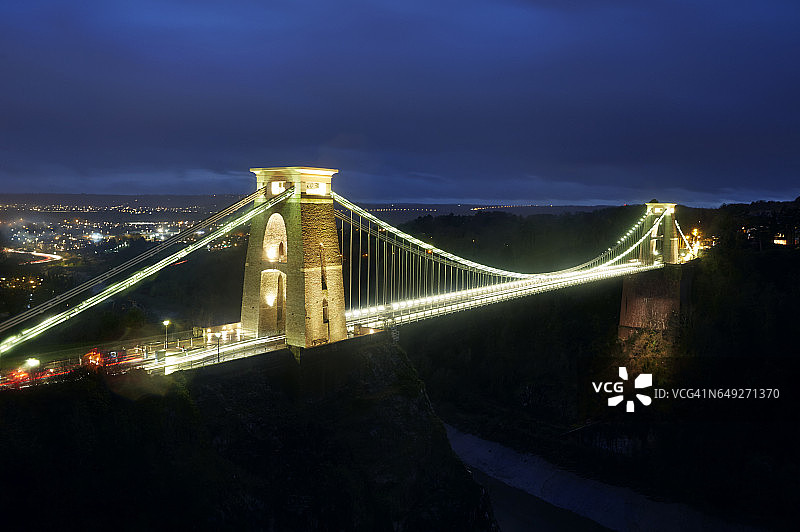 夜幕下的克利夫顿悬索桥，横跨埃文峡谷图片素材