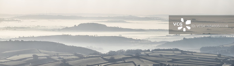 德文郡达特穆尔的登伯里薄雾图片素材