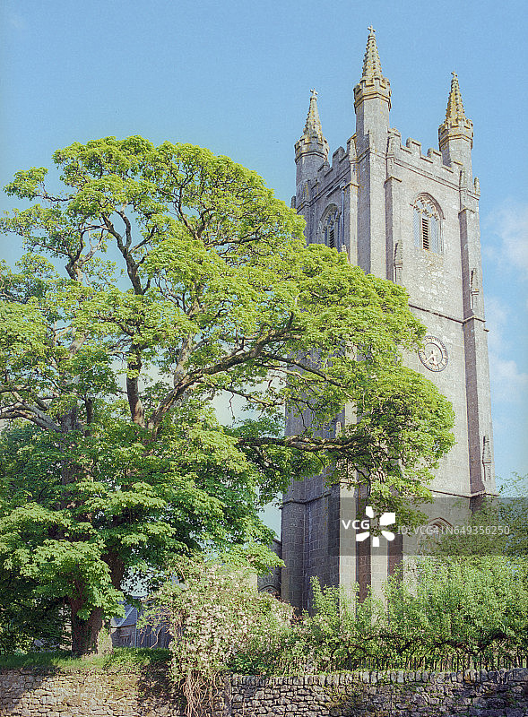 达特穆尔德文郡怀德科姆教堂春天景色图片素材