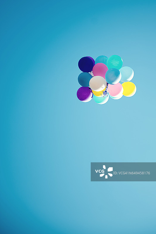 晴空下的氦气球图片素材