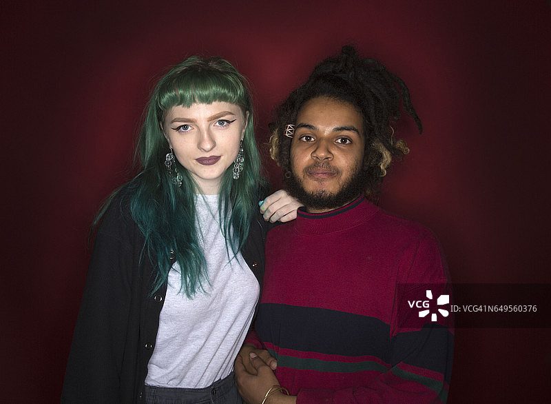 聚会中的年轻人图片素材