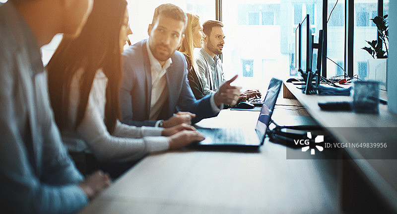 正在使用电脑的IT专家图片素材