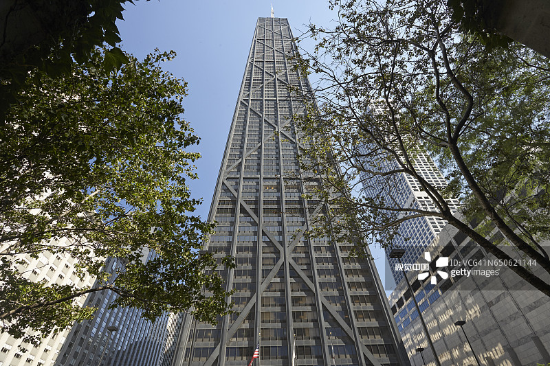 仰望芝加哥的约翰·汉考克大厦图片素材
