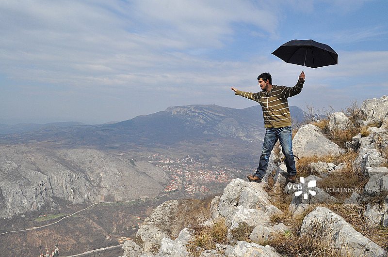 打伞的男人图片素材