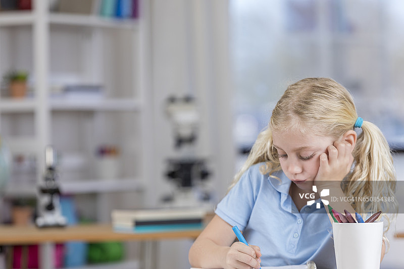 美术课上无聊的小学生图片素材