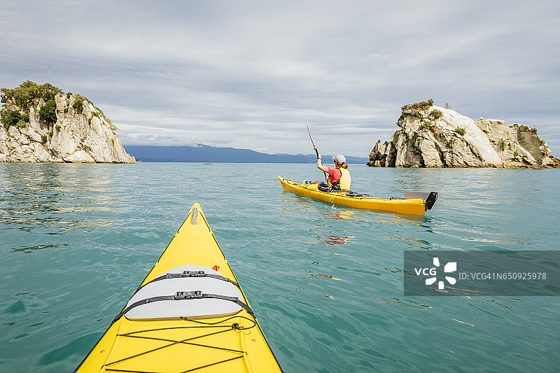 女人在亚伯塔斯曼国家公园海岸线划海上皮划艇图片素材