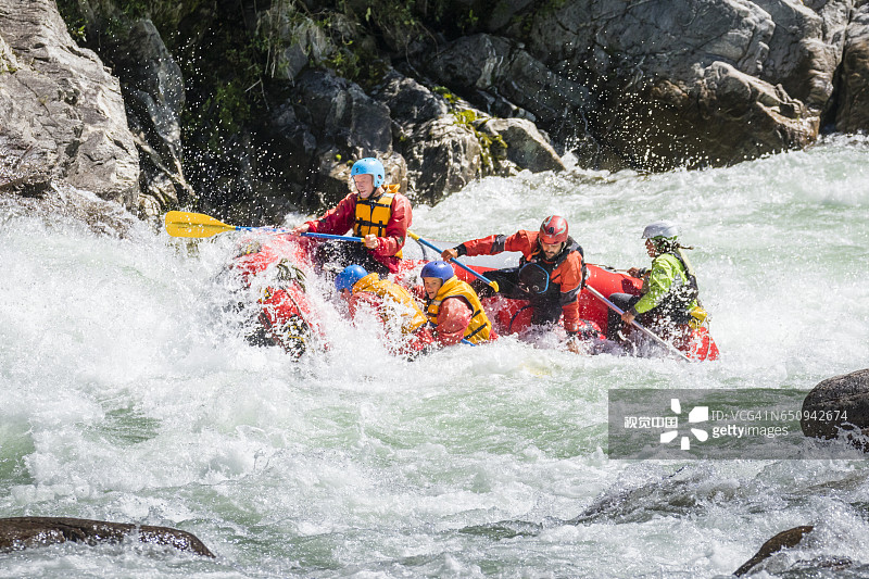 默奇森附近布勒河上的花岗岩急流中的木筏图片素材