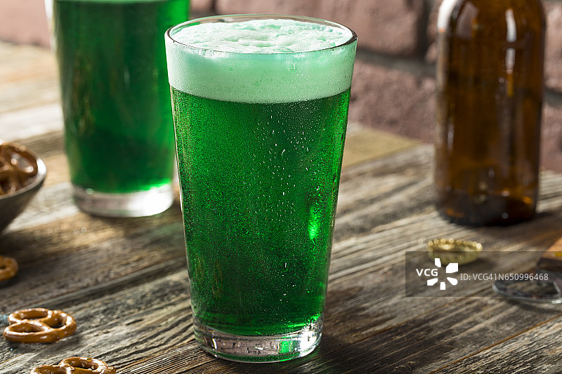 清爽节日绿色啤酒图片素材