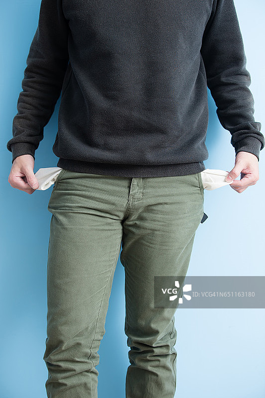 男人展示空空的口袋图片素材