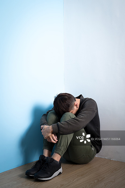 坐在地板上的抑郁男人图片素材