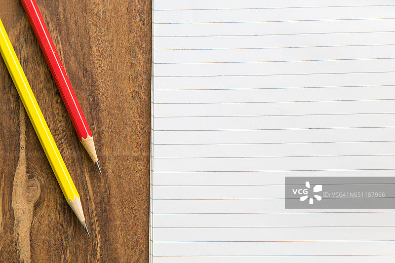 木桌上带铅笔的空白笔记本，商务概念图片素材
