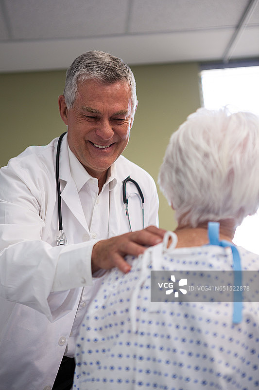 医生安慰年长的病人图片素材
