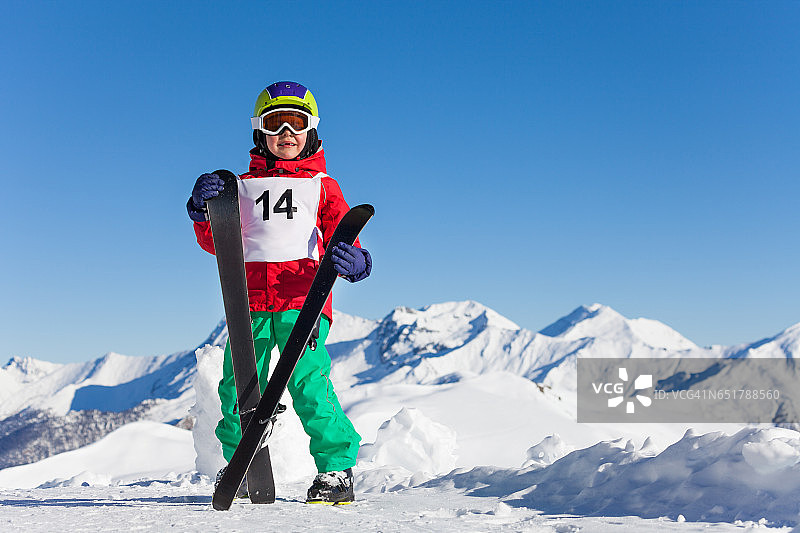 快乐的男孩拿着滑雪板图片素材