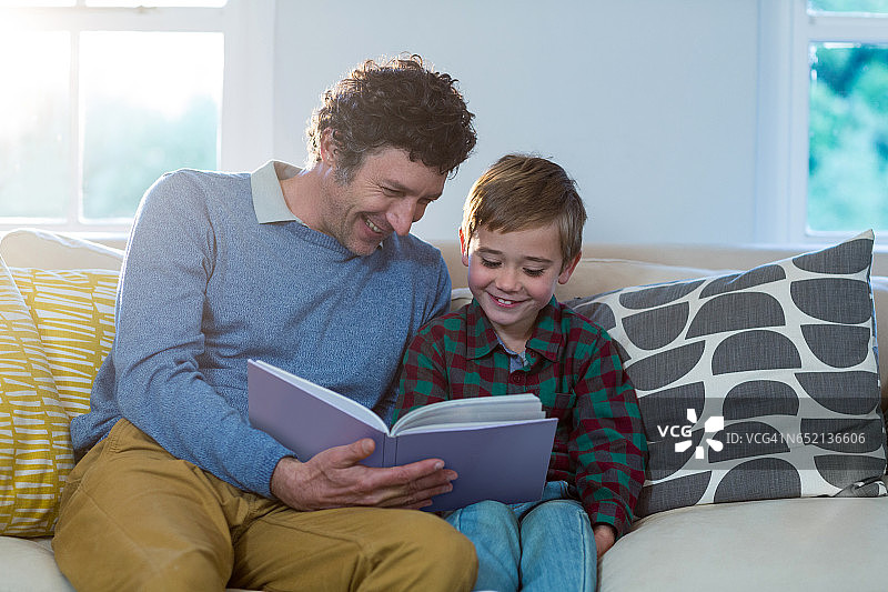 父子在读书图片素材