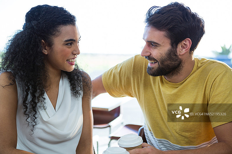 在咖啡店里交谈的情侣图片素材