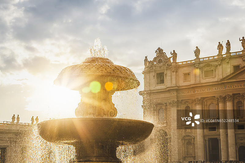 梵蒂冈圣彼得广场喷泉图片素材