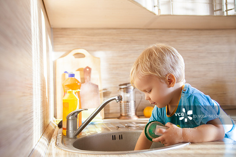 小孩清洗塑料杯图片素材