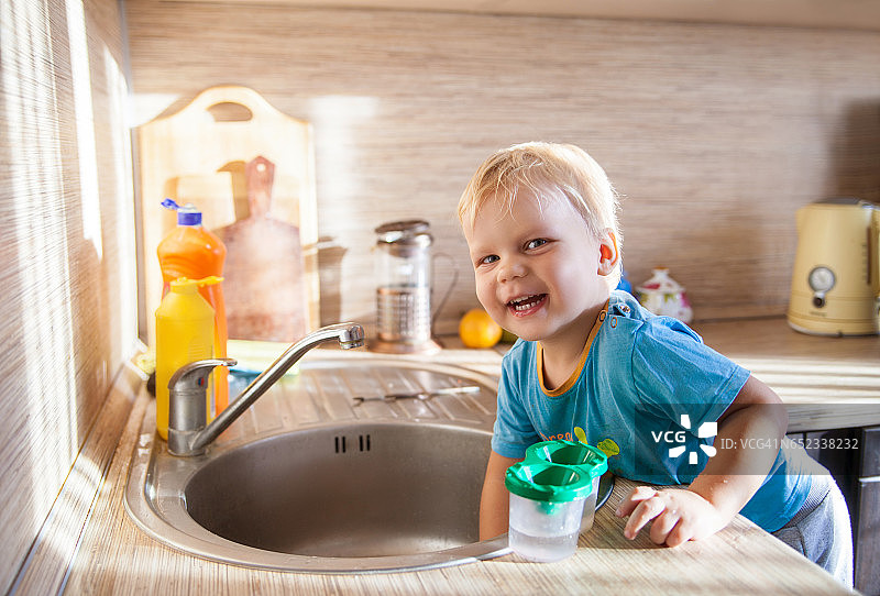 在水槽边的小男孩图片素材