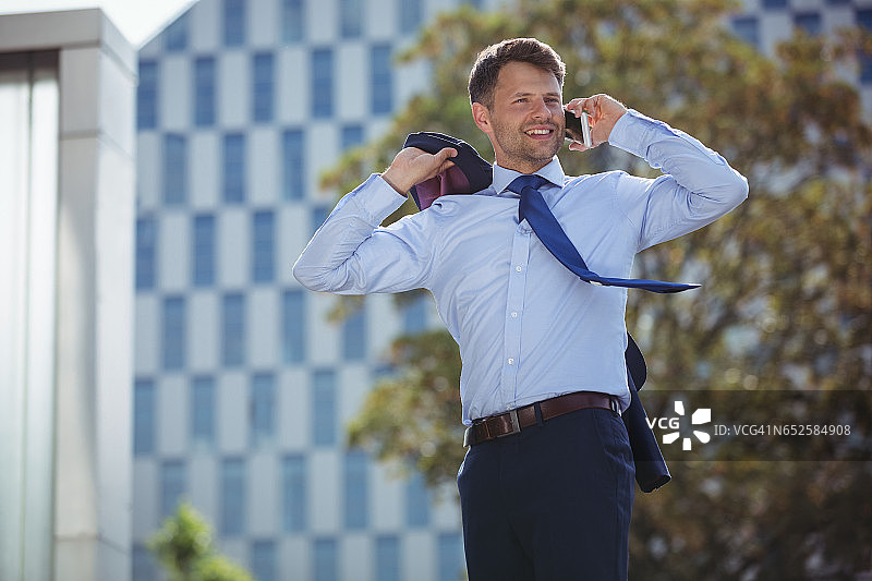 英俊的商人在通话图片素材