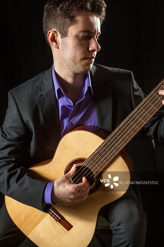 音乐家演奏古典吉他图片素材
