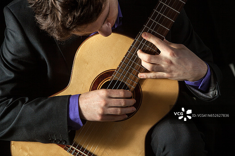 音乐家演奏古典吉他图片素材