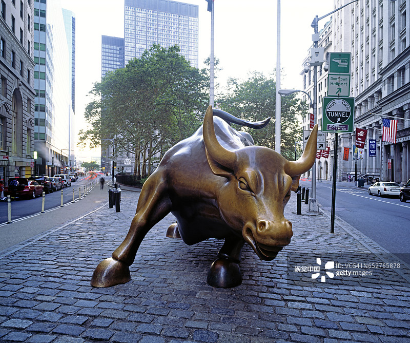 华尔街附近的铜牛雕塑图片素材