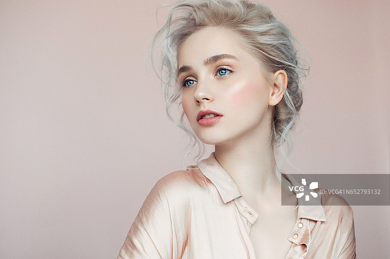 化妆和时尚发型的美丽女人图片素材