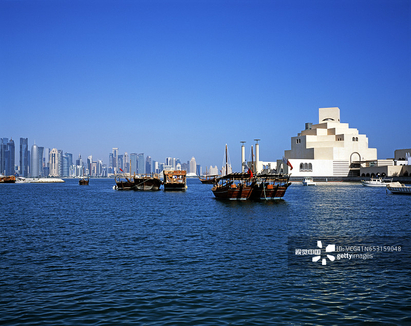 伊斯兰艺术博物馆与多哈天际线图片素材