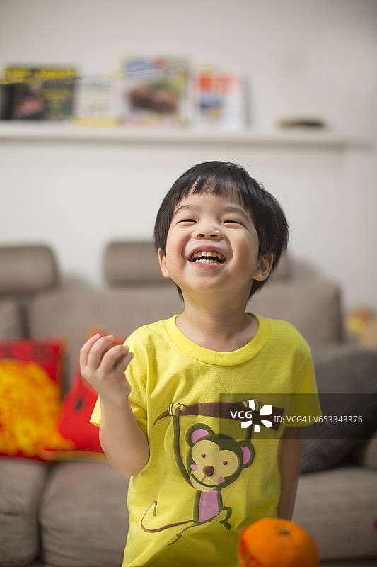 节日背景中快乐的亚洲小男孩图片素材