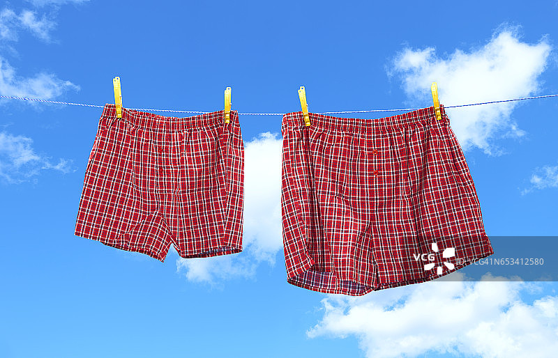 晾衣绳上的大小肥大平角短裤图片素材
