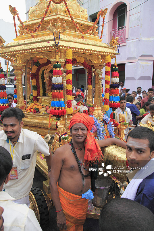 马来西亚槟城大宝森节印度教节日金色战车图片素材