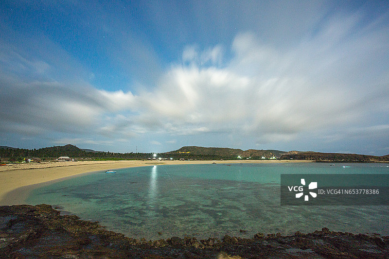印度尼西亚龙目岛丹戎庵的夜景，长曝光拍摄图片素材