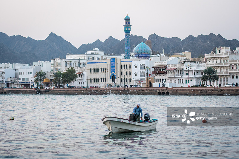 在阿曼马斯喀特船上的男人图片素材