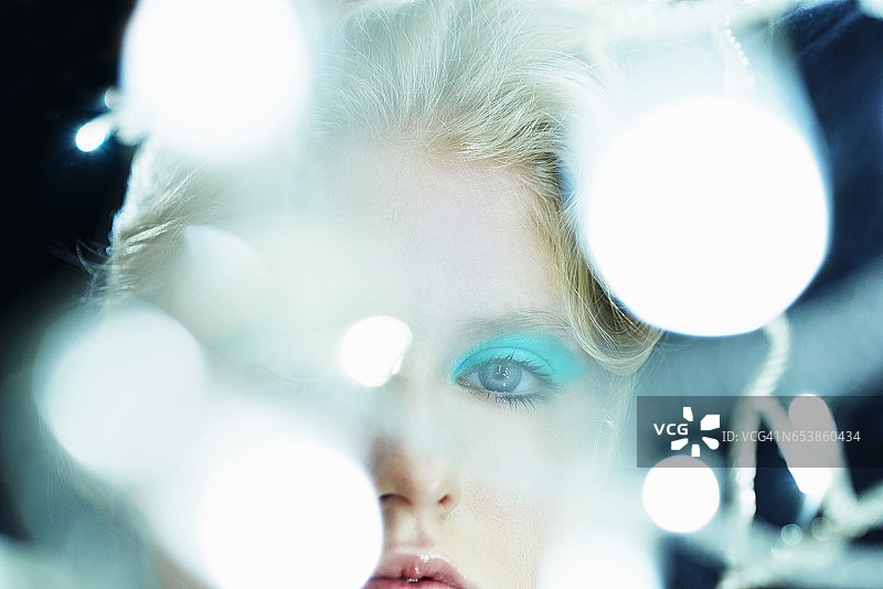 透过灯光看的女人图片素材