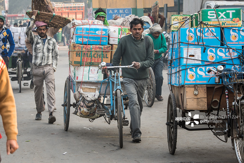 推着手推车的男人图片素材