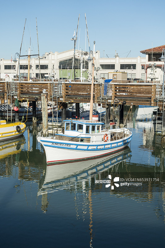 停泊着船只的渔人码头图片素材