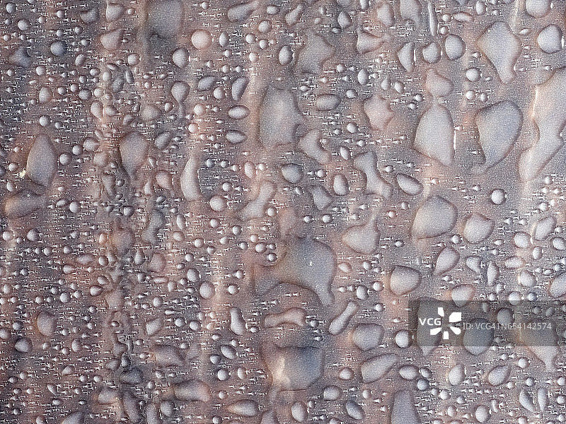 粗糙棕色背景上的气泡和水滴纹理图片素材