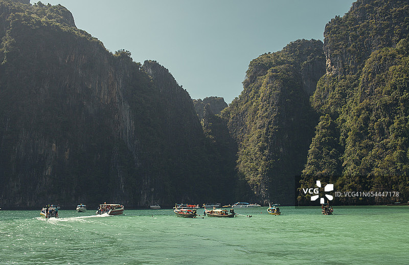 在泰国皮皮岛附近的船上的游客图片素材
