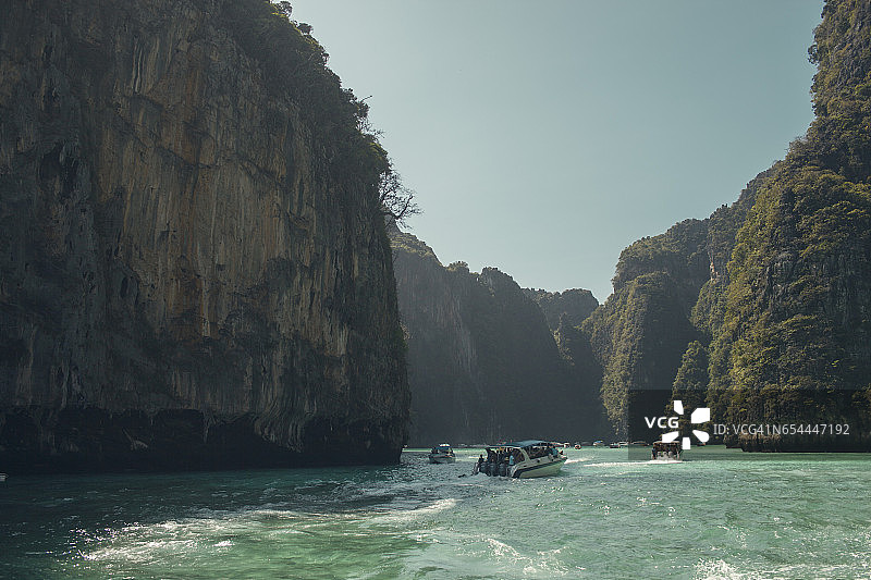 在泰国皮皮岛附近的船上的游客图片素材
