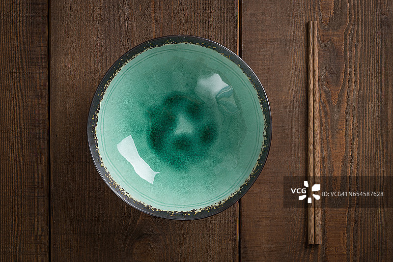 带餐具的空绿色碗图片素材